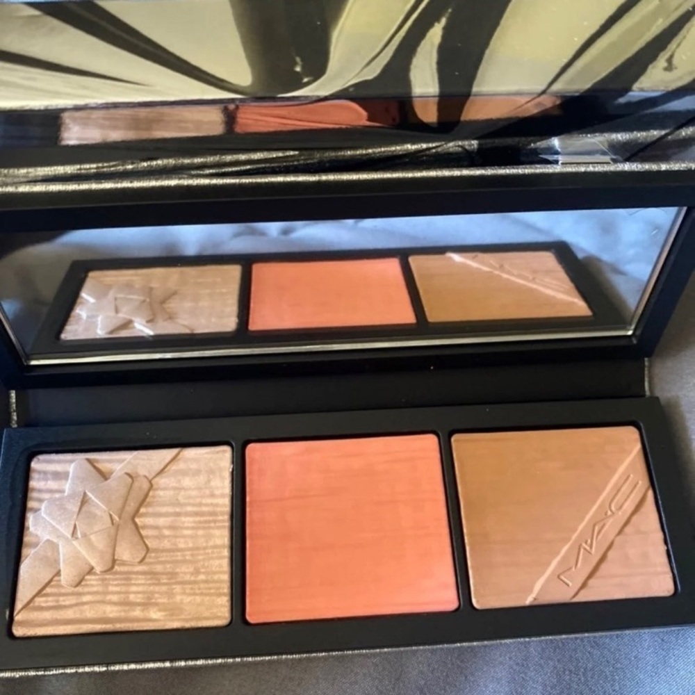 Mac Cosmetics - Picture 2 of 4